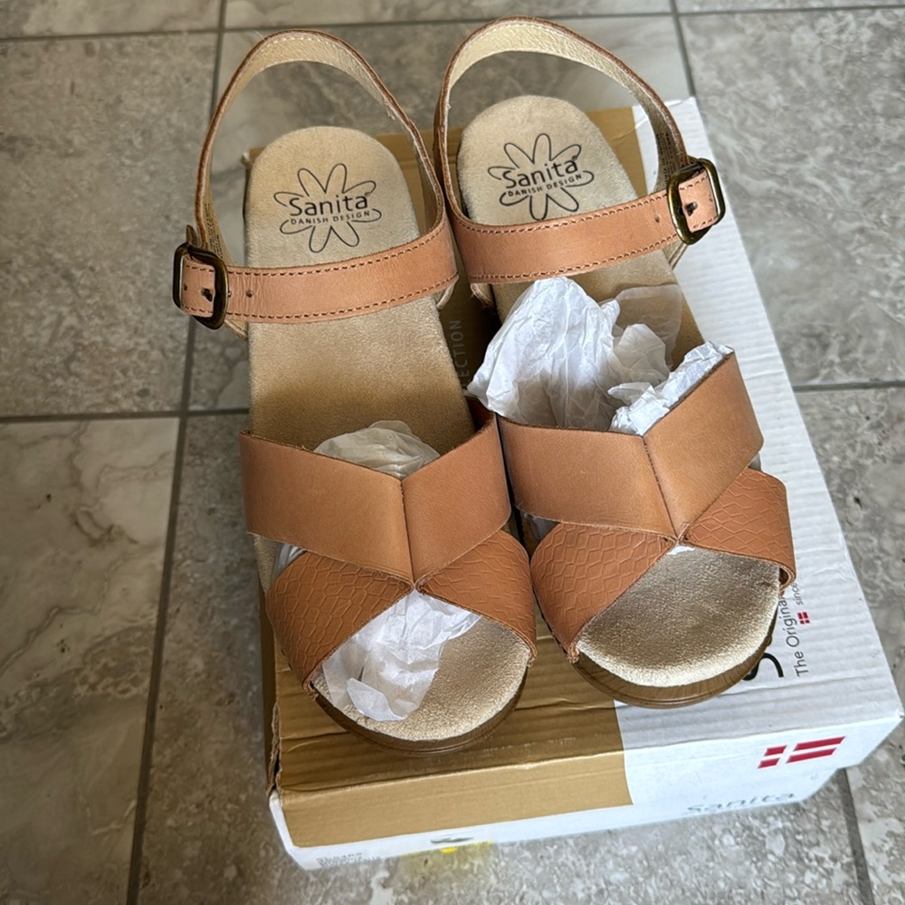 VGUC Sanita Sandals